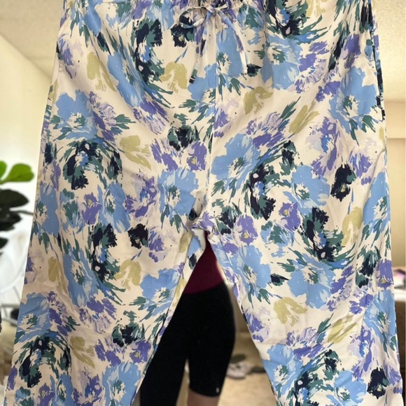 UNIQLO Set of SATIN DRAPE STRAIGHT PANTS and CAMISOLES - Picture 5 of 8